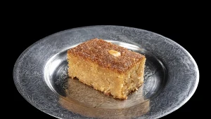 Ten turecki deser jest idealny do czarnej kawy. Nie zawiera mąki ani jajek