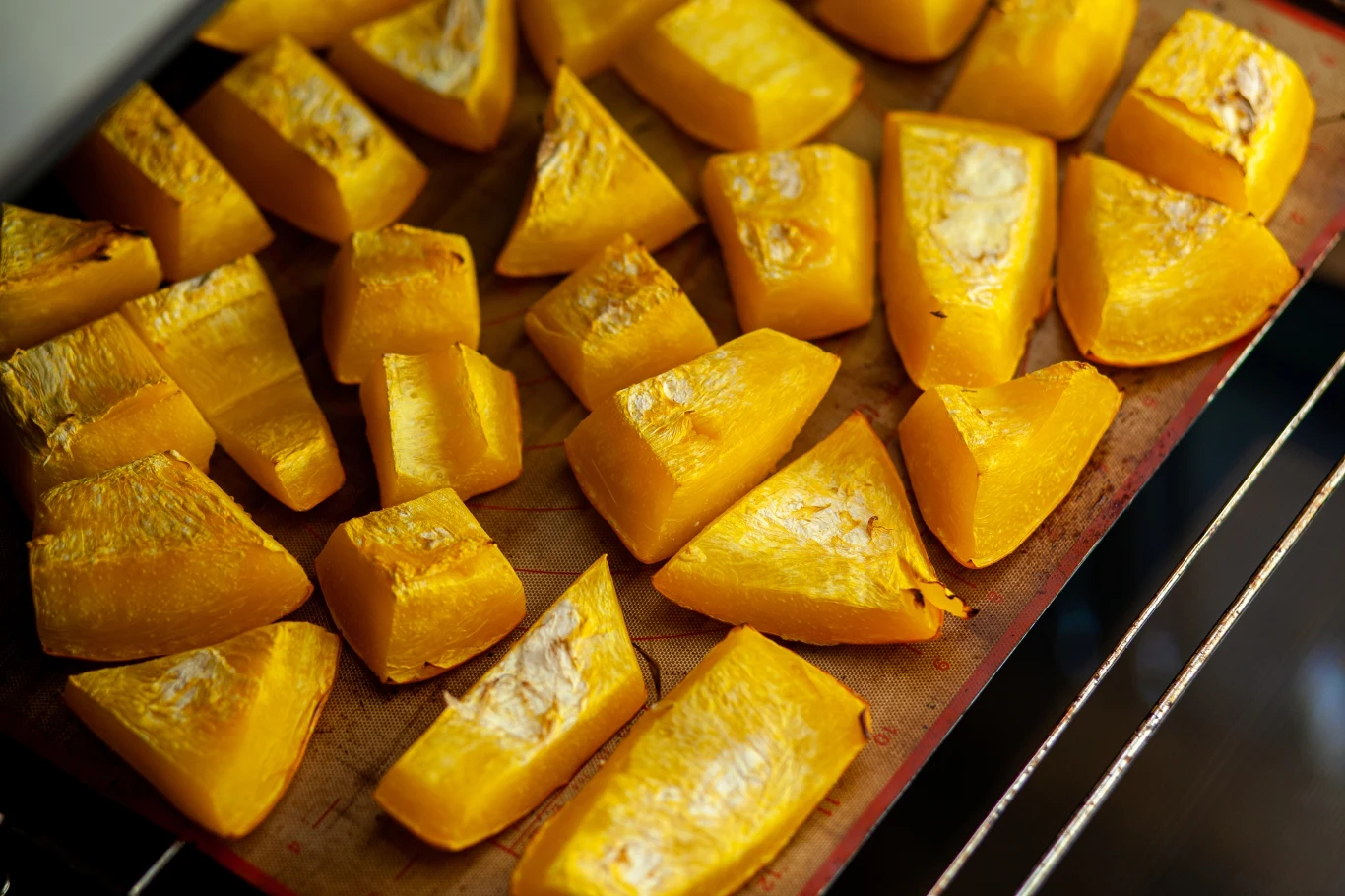 Dynia to skarbnica zdrowia i nieodłączny symbol jesieni. Można wykorzystywać ją na wiele sposobów.