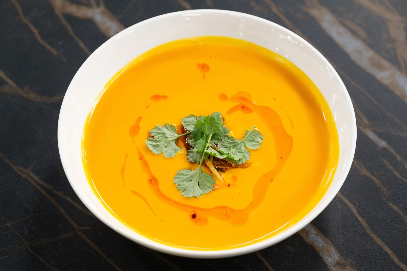 Zupa krem z dyni zachwyca swoim smakiem oraz aromatem. To propozycja posiłku w sam raz na jesienny dzień. 