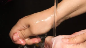 Ty też myjesz surowe mięso? Zdziwisz się, jakie mogą być konsekwencje 