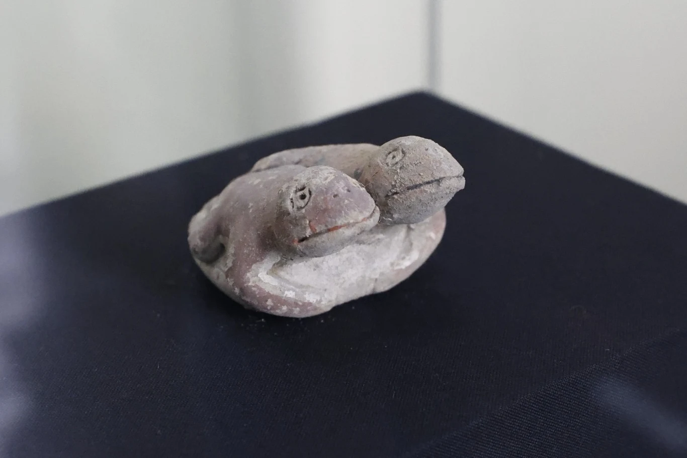 Figurka odkryta w Peru to jedno z najważniejszych nowych odkryć ze stanowiska Vichama. Dwie figurki przedstawiające żółwie ustawione na sobie, wykonane z materiału przypominającego ceramikę lub glinę, ustawione na ciemnym tle.
