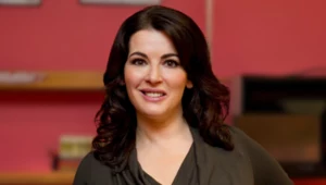 "Bogini kuchni" wraca. Nigella Lawson ma 65 lat, wygląda trzy dekady młodziej i znów zachwyca