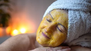 Zmieszaj 3 składniki i nałóż na twarz. Przebarwienia znikną, nim się obejrzysz