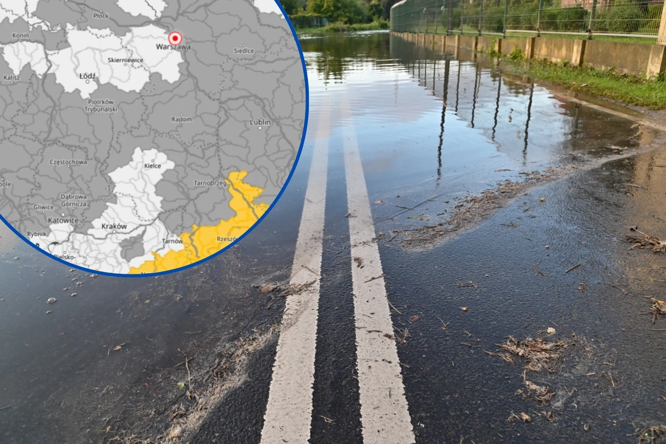 Intensywne ulewy doprowadziły w czwartek do zalania ulicy Szczawiowej w Szczecinie. W ciągu dnia do lokalnych podtopień może dochodzić miejscami w Małopolsce i na Podkarpaciu Zalana droga z widocznymi pod wodą oznaczeniami poziomymi, w tle linia ogrodzenia, u góry wstawka z mapą Polski pokazującą obszary zagrożenia powodziowego w południowo-wschodniej części kraju.