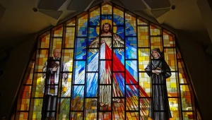 Witraż z podobiznami Jezusa, siostry Faustyny Kowalskiej i Michała Sopoćki