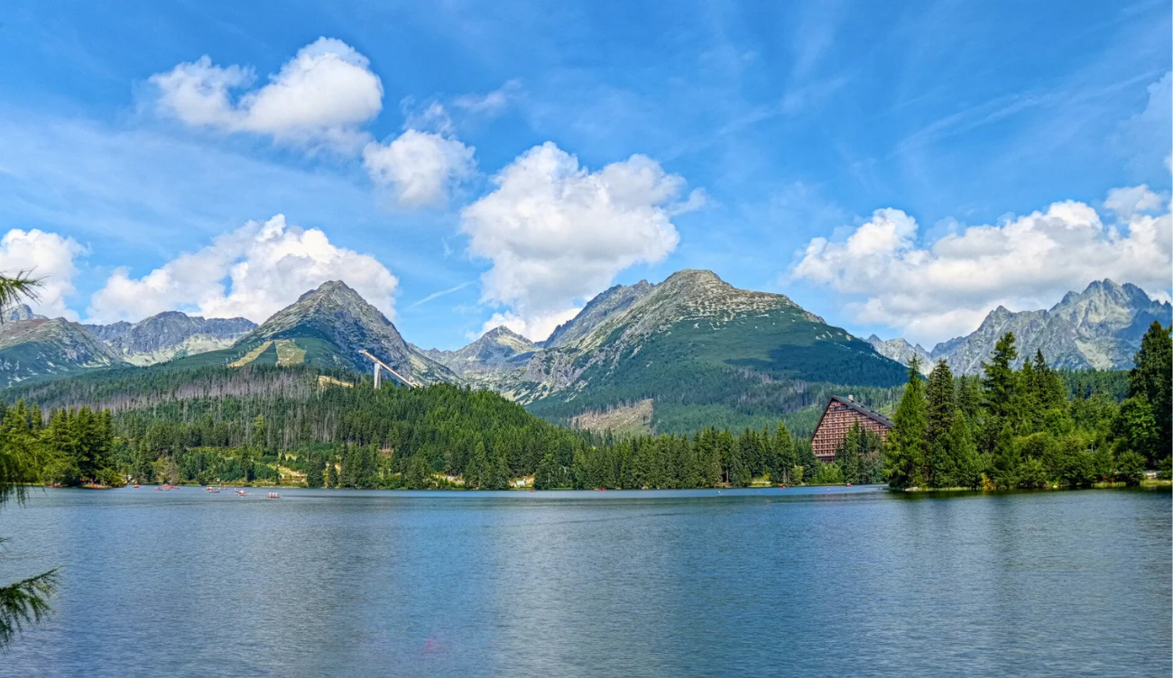 Szczyrbskie Jezioro zaskakuje bajkowymi widokami 