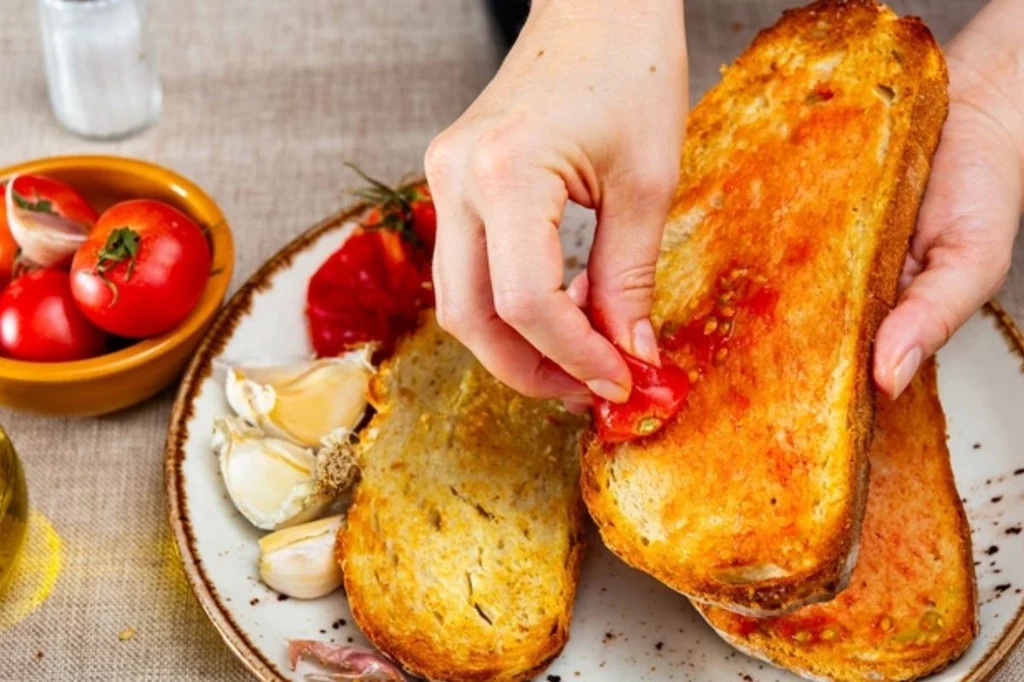 Pan con tomate to sposób na "odświeżenie" chleba