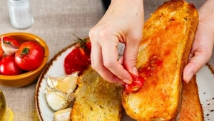 Pan con tomate to sposób na "odświeżenie" chleba