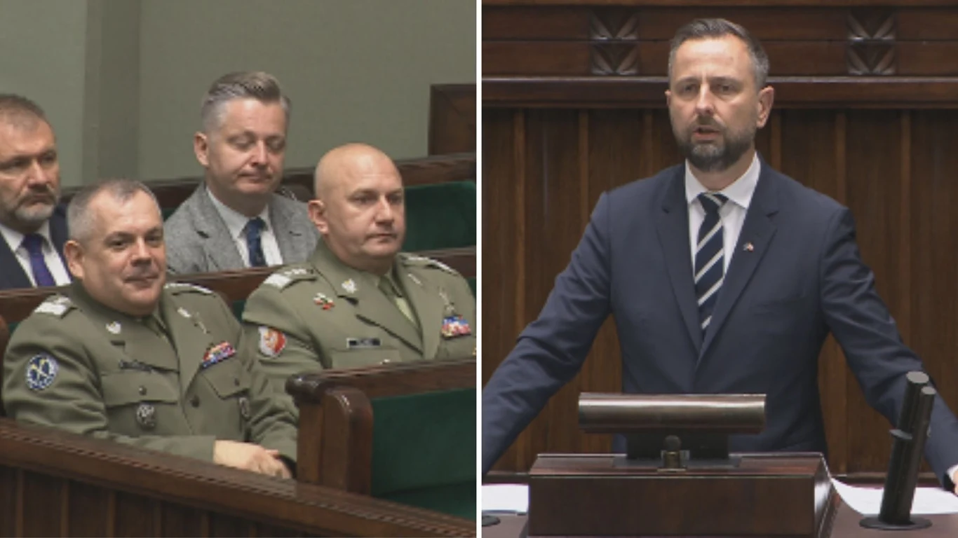 Szef MON Władsyław Kosiniak-Kamysz Oficerowie wojska w mundurach siedzą w ławach sejmowych, obok nich cywilni mężczyźni w garniturach; po prawej stronie kadr z przemawiającym mężczyzną w garniturze przy sejmowej mównicy.