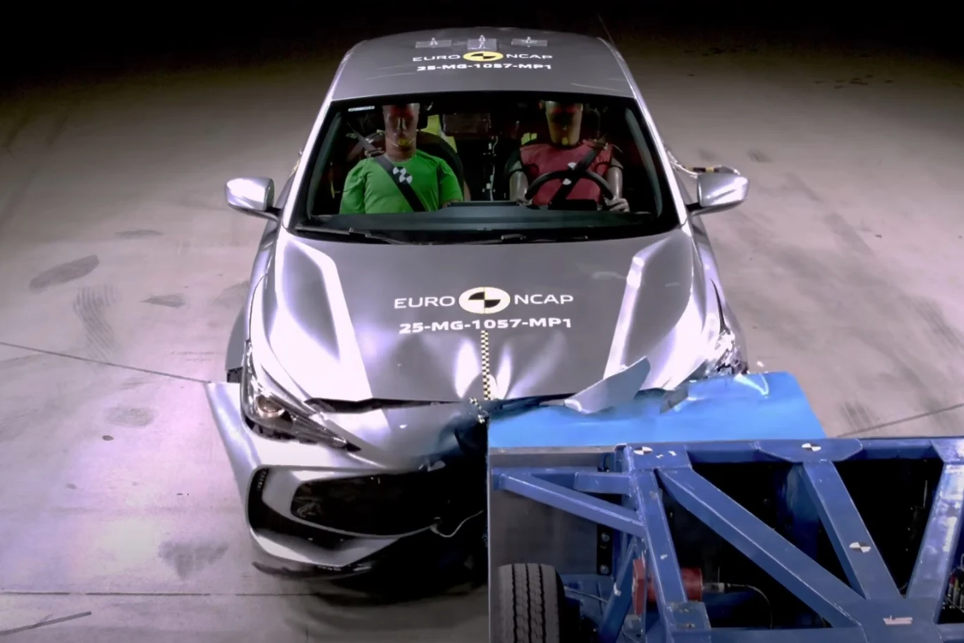 MG 3 z poważną wpadką w zakresie bezpieczeństwa | Fot. Euro NCAP @YouTube Front samochodu osobowego uderza w metalową przeszkodę podczas testu zderzeniowego, wewnątrz widać dwa manekiny testowe siedzące na przednich siedzeniach, na masce pojazdu widnieje logo Euro NCAP i oznaczenie testu.