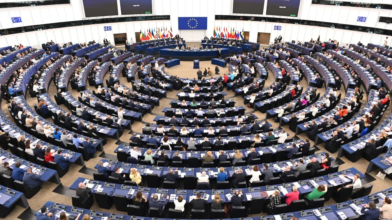 Bez minuty ciszy dla Charliego Kirka. Burza w Parlamencie Europejskim (zdj. ilustracyjne) Sala obrad Parlamentu Europejskiego wypełniona delegatami siedzącymi przy półokrągłych stołach, w tle rząd flag państw członkowskich Unii Europejskiej i niebieska flaga UE z dwunastoma gwiazdami.