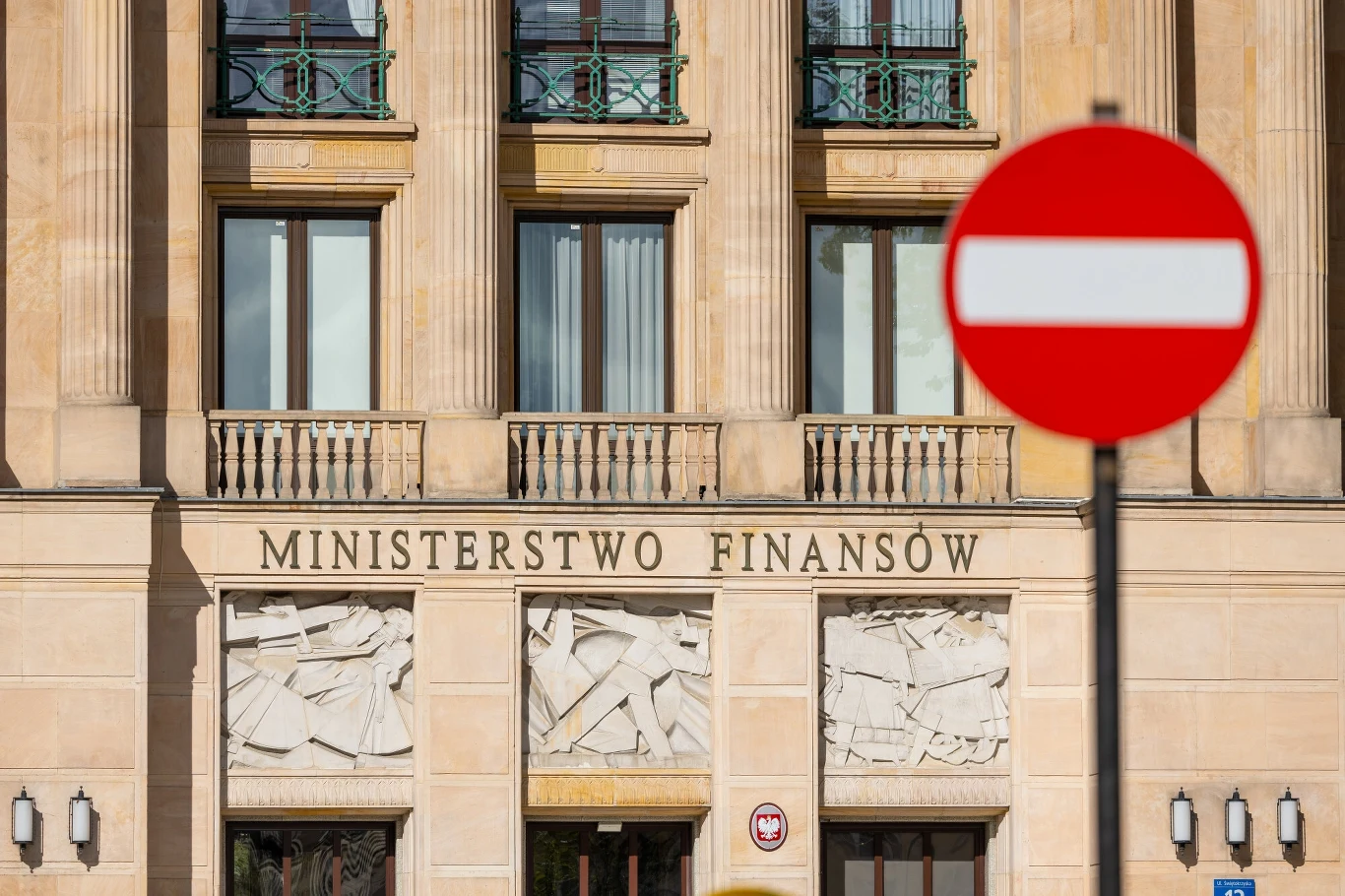 Ministerstwo Finansów ogłosiło, że w trosce o budżet i zdrowie wyborców podniesie akcyzę na wyroby tytoniowe Fasada Ministerstwa Finansów z charakterystycznym napisem, dekoracyjnymi reliefami i kolumnami, na pierwszym planie znak zakazu wjazdu.