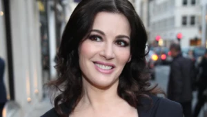"Bogini kuchni" wraca. Nigella Lawson ma 65 lat, wygląda trzy dekady młodziej i znów zachwyca