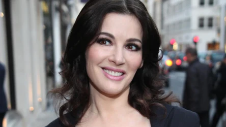 "Bogini kuchni" wraca. Nigella Lawson ma 65 lat, wygląda trzy dekady młodziej i znów zachwyca
