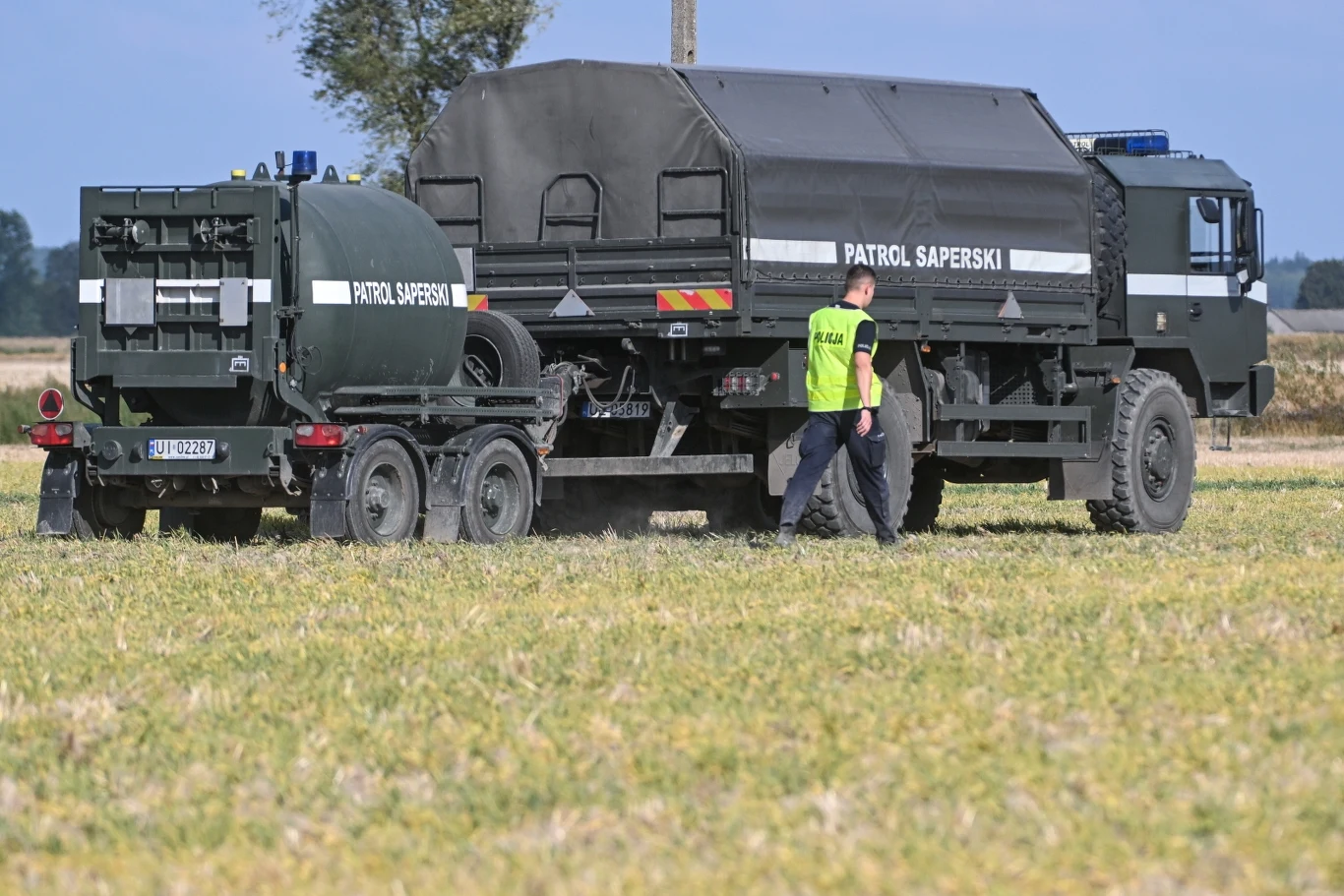 Znaleziono kolejnego drona na Lubelszczyźnie. Komunikat rzeczniczki MSWiA, zdj. ilustracyjne Pojazd wojskowy z napisem 'Patrol Saperski' oraz przyczepa na otwartym polu, obok stoi osoba w odblaskowej kamizelce, całość sugeruje działania służb saperskich.