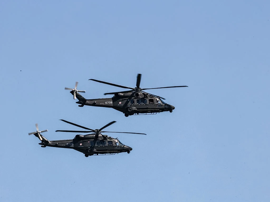 Zdj. ilustracyjne Dwa wojskowe śmigłowce lecące równolegle na tle bezchmurnego, niebieskiego nieba.