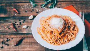 ​Pecorino, pieprz i śliwki, czyli rzymskie spaghetti w zaskakującym wydaniu