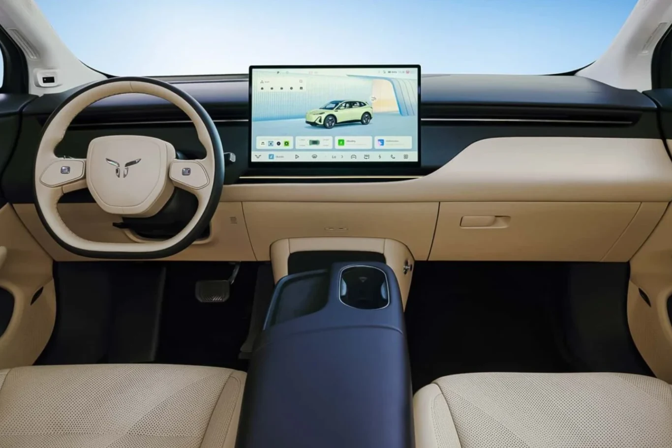 Nowoczesne wnętrze samochodu elektrycznego z dużym ekranem dotykowym na desce rozdzielczej, beżowe siedzenia i minimalistyczny design kokpitu, widoczne logo producenta na kierownicy.