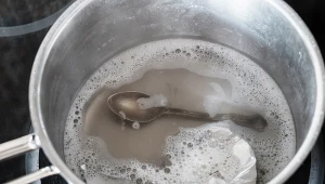  Sztućce będą lśniły bez polerowania. Wystarczy, że zrobisz im kąpiel z tym dodatkiem