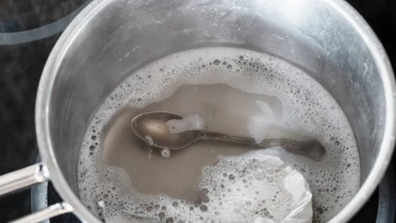 Jak wyczyścić sztućce? Dzięki temu domowemu sposobowi znów będą czyste i lśniące.