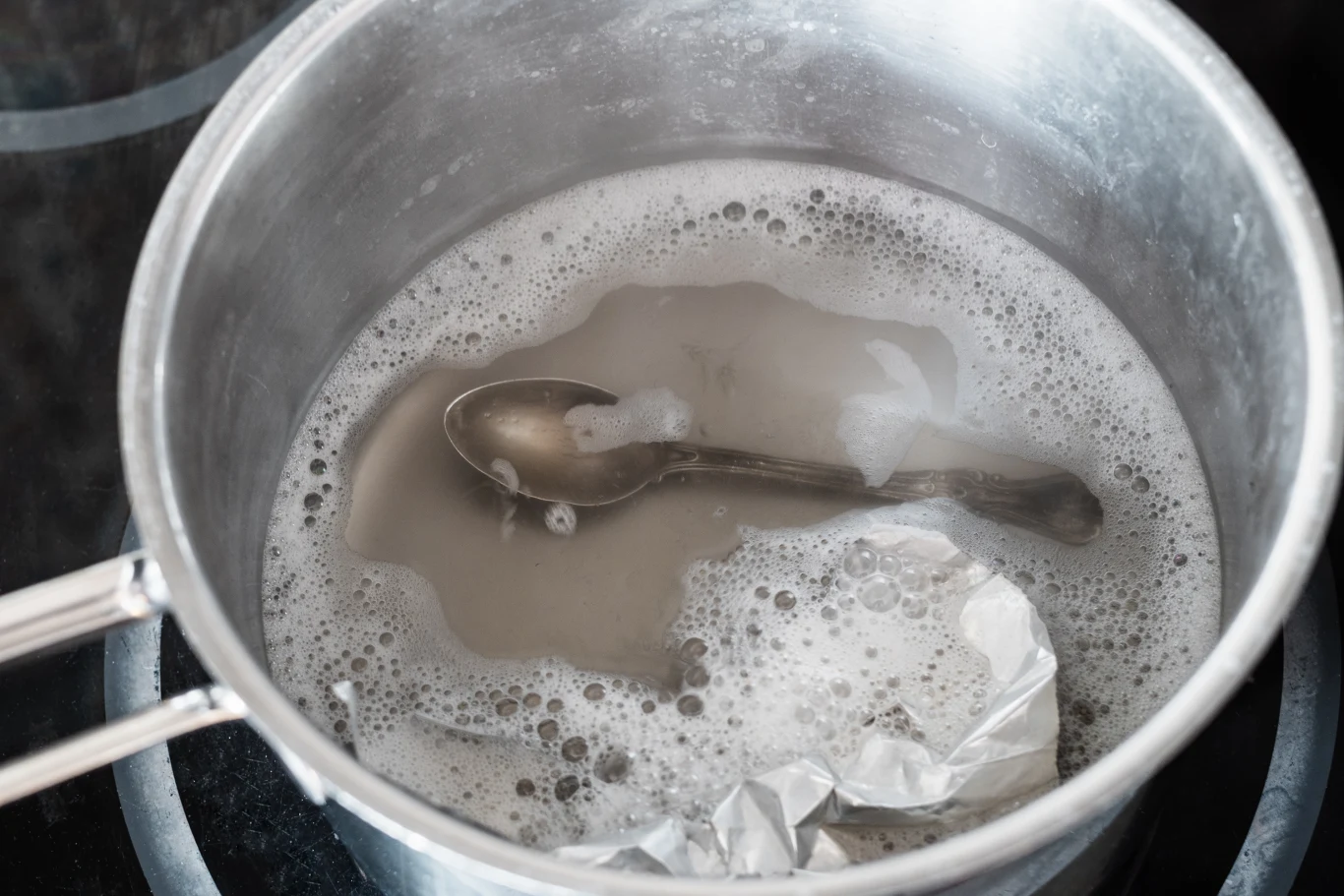 Jak wyczyścić sztućce? Dzięki temu domowemu sposobowi znów będą czyste i lśniące.