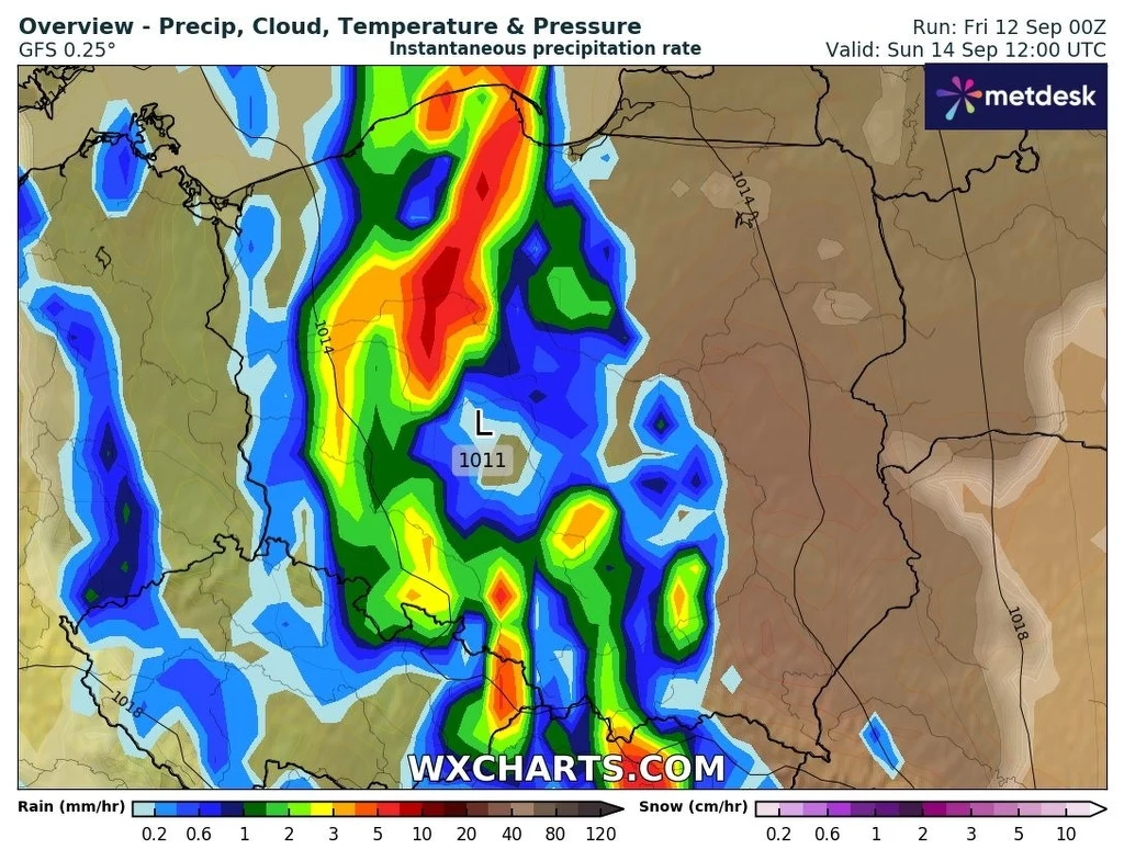 Mapa pokazuje prognozowane intensywne opady deszczu w centralnej części Polski, oznaczone kolorami od żółtego do czerwonego, wraz z oznaczeniem niżu barycznego i wartościami ciśnienia atmosferycznego.