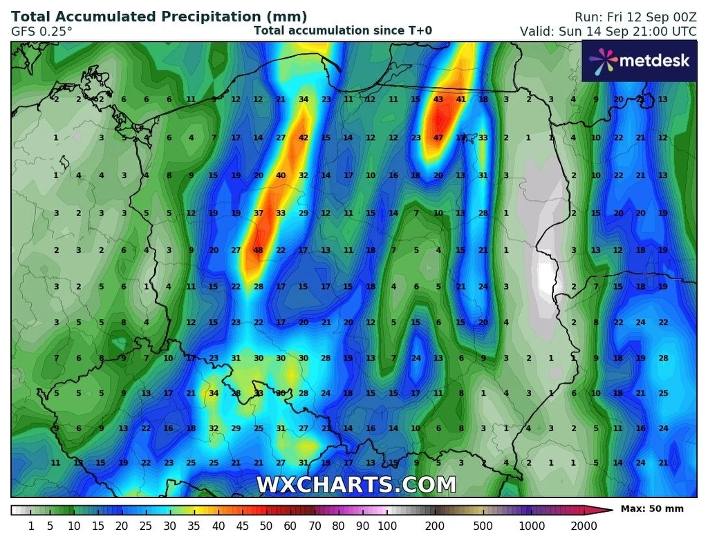 Mapa Polski z prognozą sum opadów atmosferycznych wyrażoną w milimetrach, z kolorową skalą przedstawiającą różne wartości oraz miejscowymi strefami intensywniejszych opadów.