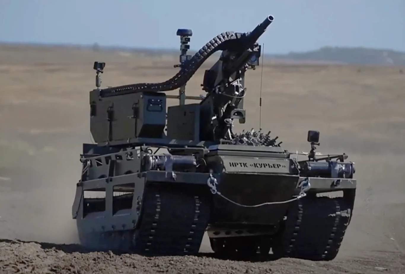 Rosja stawia na roboty bojowe. Chwali się zmodernizowaną wersją "Kuriera" bezzałogowy pojazd opancerzony wyposażony w gąsienice oraz uzbrojenie maszynowe poruszający się po pustynnym terenie