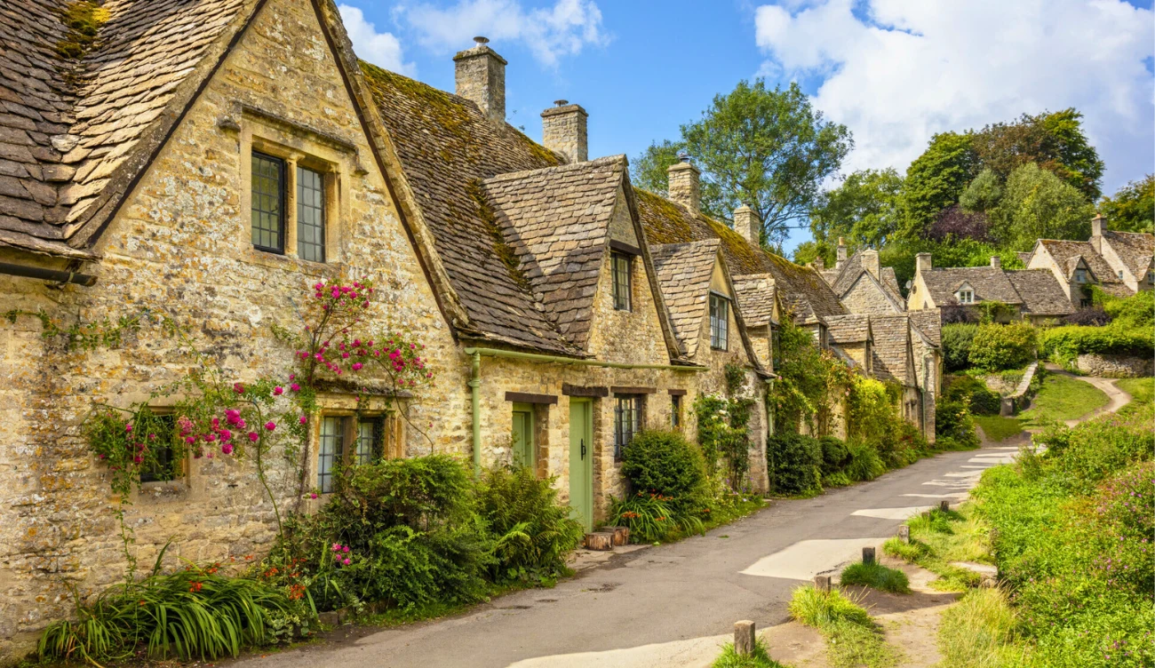 Ulica Arlington Row w wiosce Bibury przyciąga tłumy Ulica Arlington Row w wiosce Bibury przyciąga tłumy