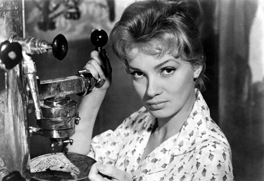 Ewa Krzyżewska w filmie Andrzeja Wajdy "Popiół i diament" Ewa Krzyżewska w filmie Andrzeja Wajdy "Popiół i diament"
