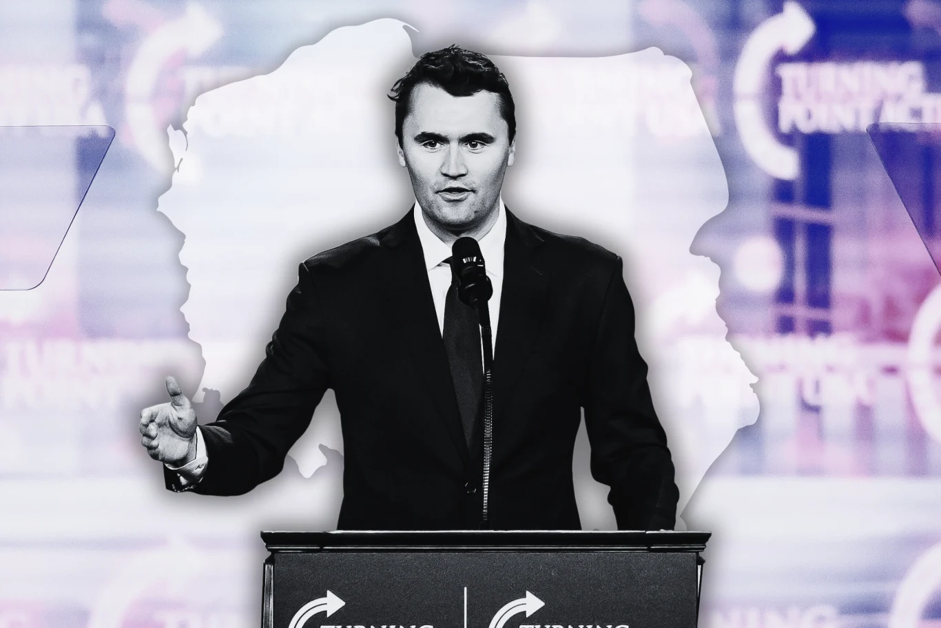 Zabójstwo Charliego Kirka wywołało wiele rozbieżnych reakcji Mężczyzna w garniturze przemawia za mównicą z mikrofonem, w tle kontur mapy Polski oraz rozmyte logo organizacji.