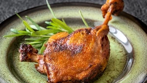 Obiad jak w restauracji, a zrobisz go w domu. Pieczone udka z kaczki z puree pietruszkowym