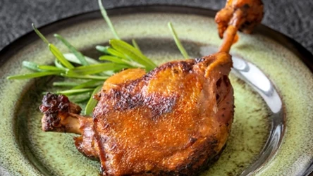Obiad jak w restauracji, a zrobisz go w domu. Pieczone udka z kaczki z puree pietruszkowym