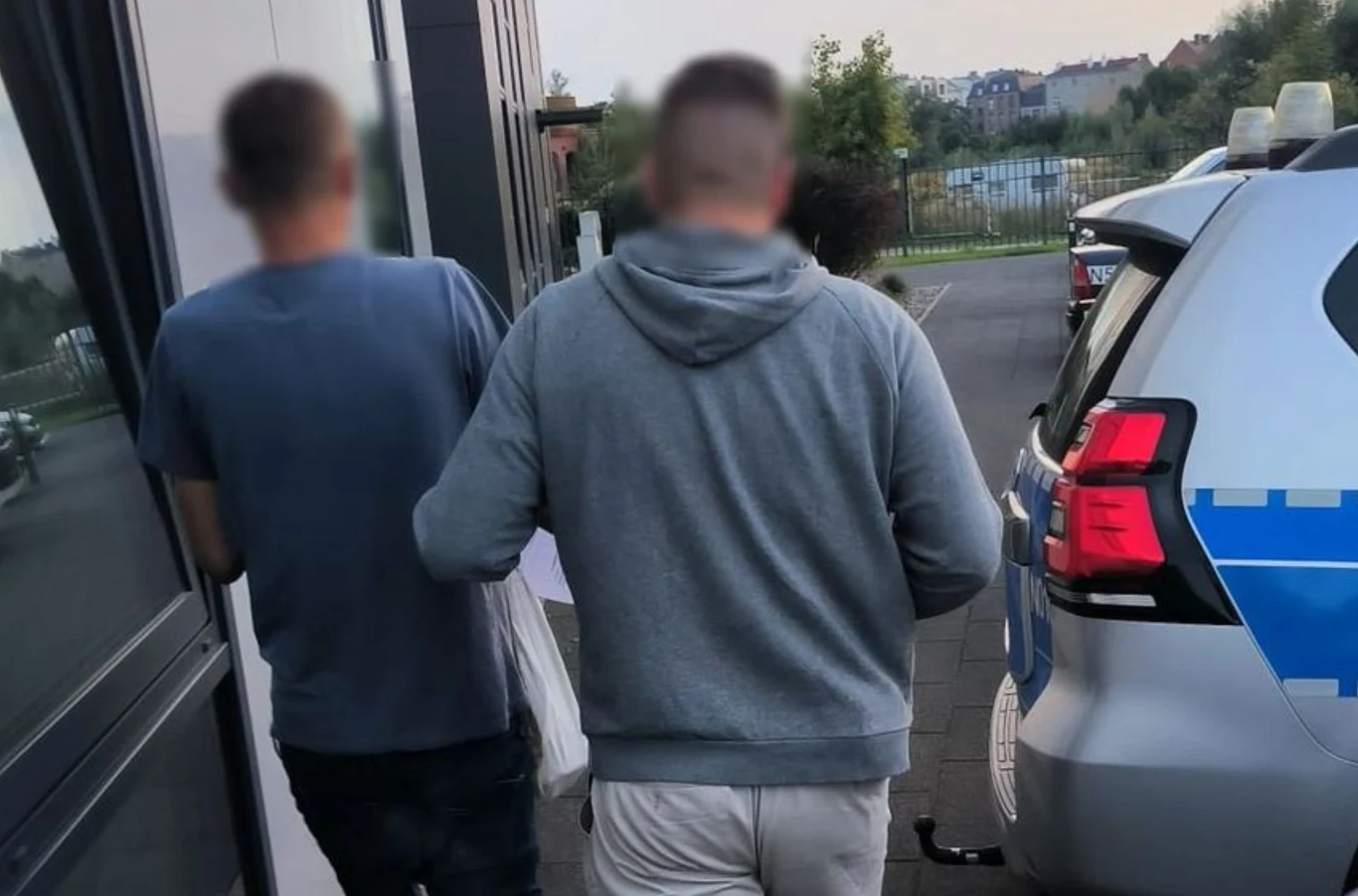 Podczas przesłuchania 49-latek wyjaśnił, że kluczyki od Mitsubishi znalazł w pobliżu pojazdu i postanowił go ukraść. 