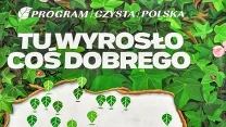Mapa Polski wypełniona zielonymi liśćmi, otoczona bujną roślinnością z widocznymi różowymi kwiatami, logotypy programu Czysta Polska i Czyste Zielone Miasta oraz napis Tu wyrosło coś dobrego, zaznaczone miasto Lublin.