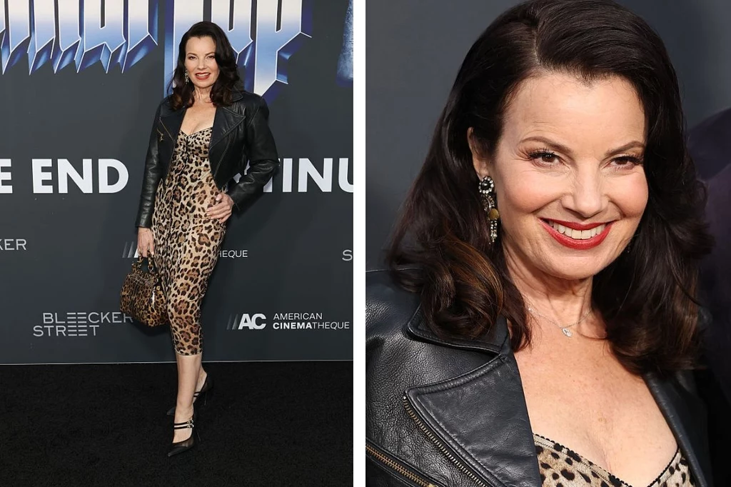Fran Drescher w 2025 roku Kobieta w sukience w cętki i czarnej, skórzanej kurtce pozuje na tle ścianki eventowej, uśmiechając się do obiektywu; elegancka stylizacja i starannie wystylizowane włosy przyciągają uwagę.