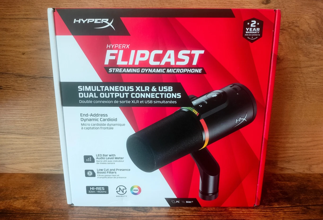 HyperX FlipCast Opakowanie mikrofonu HyperX Flipcast z wyróżnioną nazwą produktu oraz informacjami o możliwości równoczesnego podłączenia XLR i USB, dynamicznej charakterystyce kardioidalnej, obsłudze LED bar i dwuletniej gwarancji.