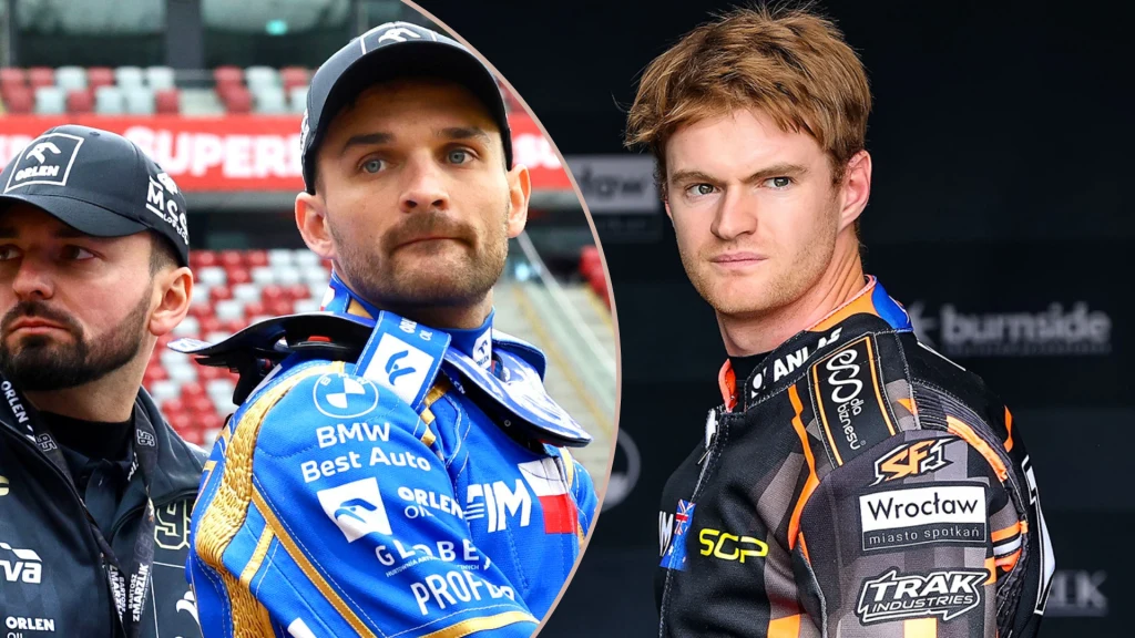 Bartosz Zmarzlik i Brady Kurtz Dwóch żużlowców w strojach sportowych klubów oraz jeden członek obsługi technicznej, tło stanowi stadion sportowy z trybunami