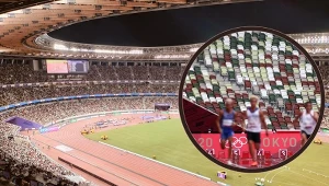 Pełny Stadion Olimpijski w Tokio w 2025 roku i puste trybuny w 2021 (w ramce)