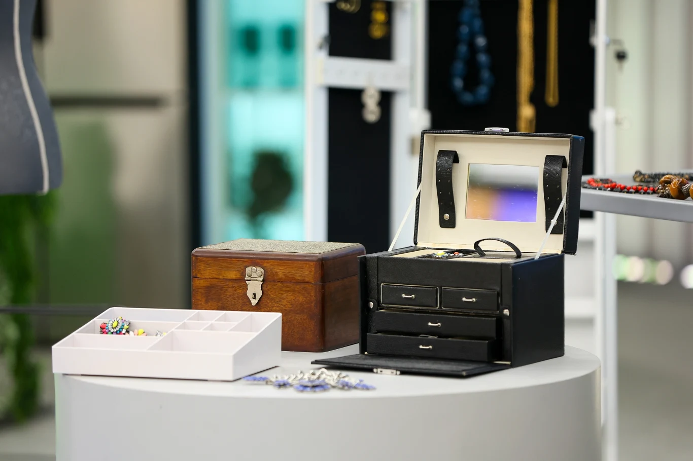 Przydatne organizery, szkatułki i kufry na biżuterię
