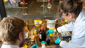 Plastik, który łapie CO2 z kominów i powietrza. Na czym polega proces?