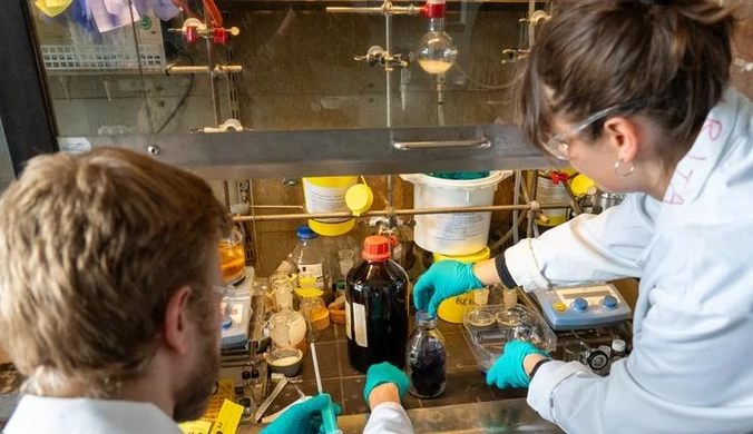 Margarita Poderyte z Wydziału Chemii Uniwersytetu Kopenhaskiego podkreśla, że nowa metoda pozwala przetwarzać plastikowe odpady w materiał wychwytujący CO₂, rozwiązując problem bez tworzenia nowych zagrożeń. Fot. Max Emil Madsen, University of Copenhagen.