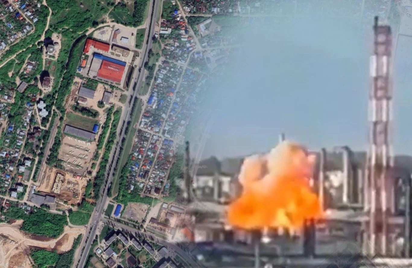 Eksplozja w rafinerii w mieście Ufa w Rosji Po lewej widoczna satelitarna mapa miasta z infrastrukturą i zabudowaniami, po prawej silna eksplozja w przemysłowym kompleksie z charakterystycznym kominem i unoszącym się ogniem.