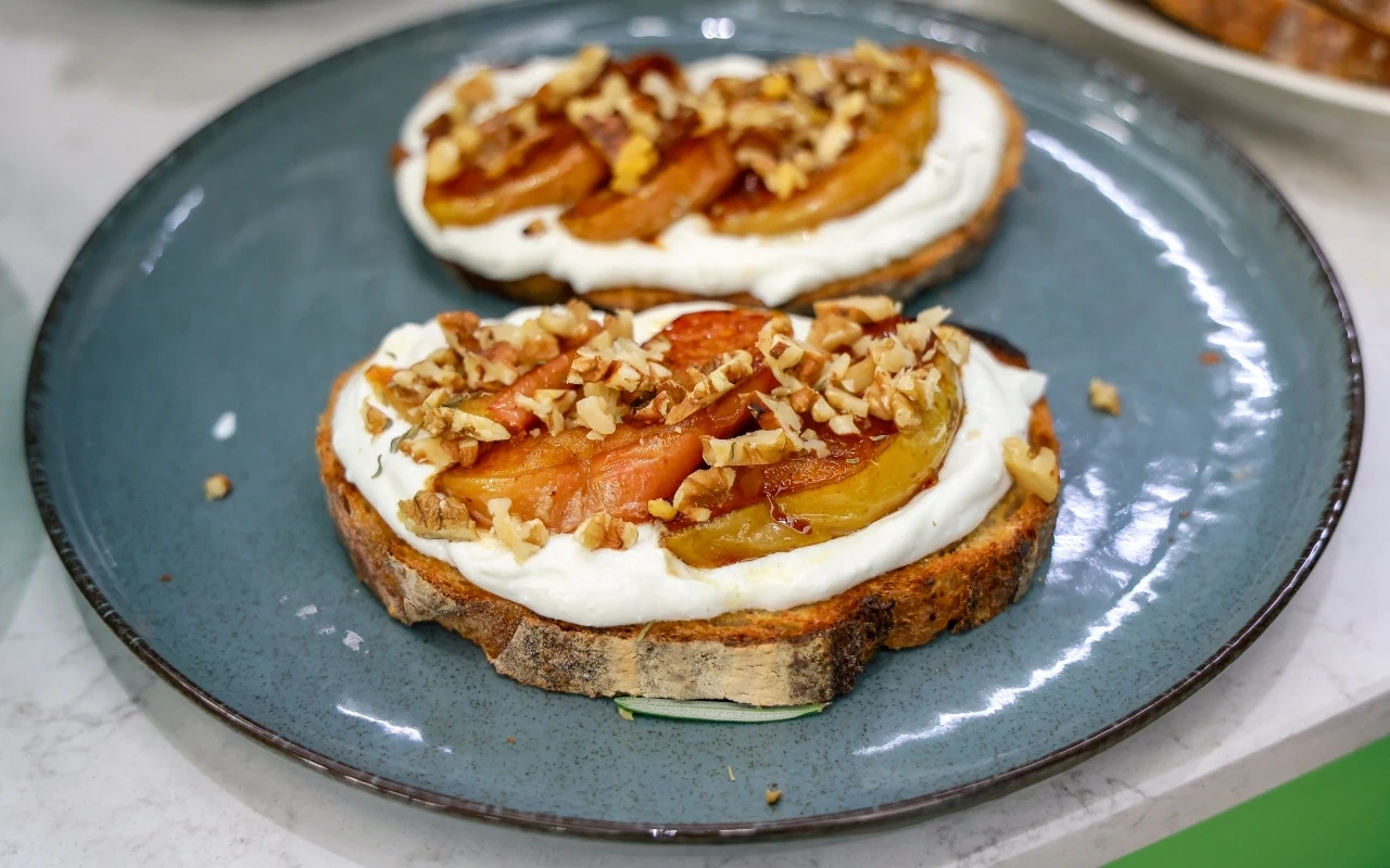 Grzanki z ubijaną fetą, karmelizowanymi jabłkami i orzechami włoskimi – idealna jesienna przekąska