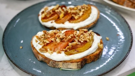 Grzanki z ubijaną fetą, karmelizowanymi jabłkami i orzechami włoskimi – idealna jesienna przekąska
