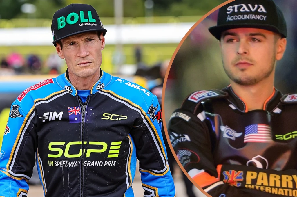 Dwóch żużlowców w profesjonalnych kombinezonach żużlowych, z licznymi logotypami sponsorów, patrzących w różne strony, na tle toru wyścigowego.