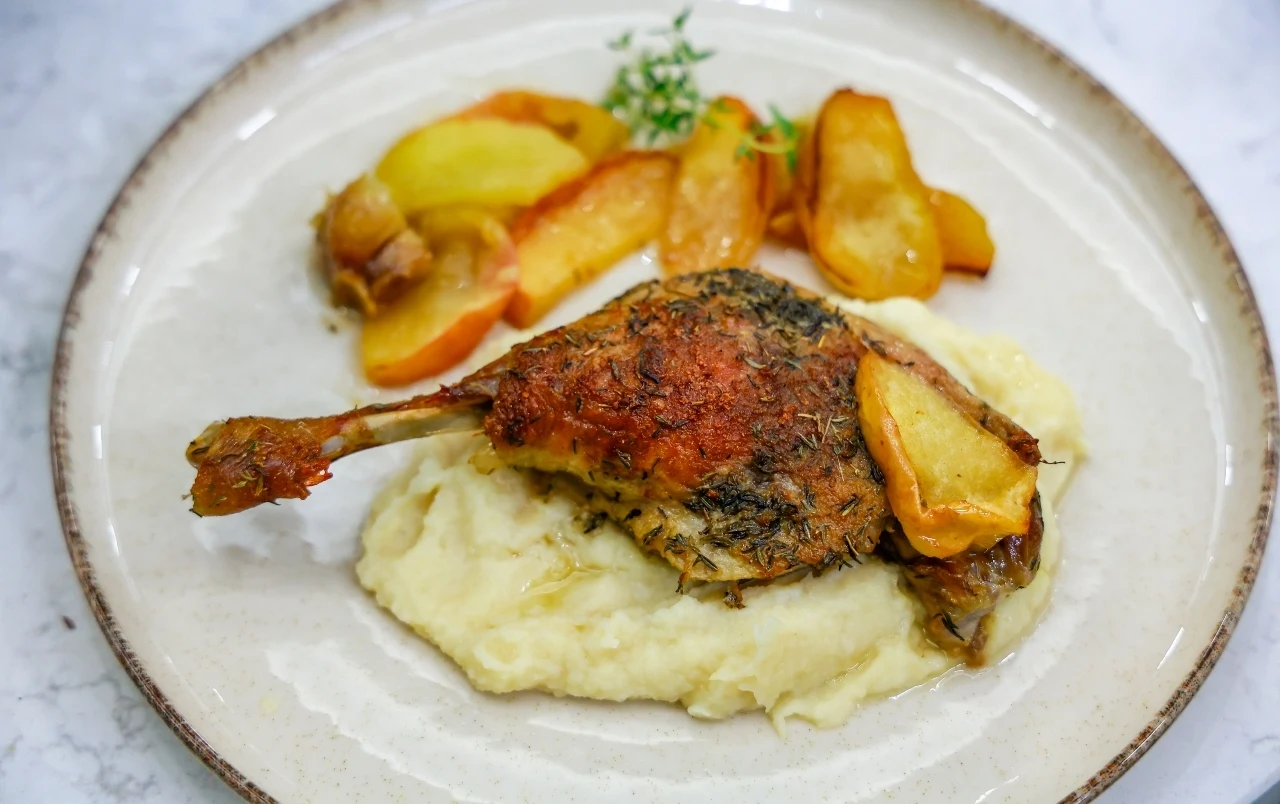 Pieczone udka z kaczki z puree pietruszkowym