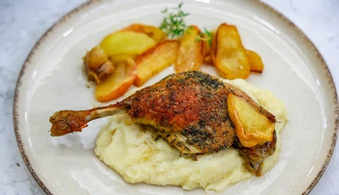 Obiad jak w restauracji, a zrobisz go w domu. Pieczone udka z kaczki z puree pietruszkowym