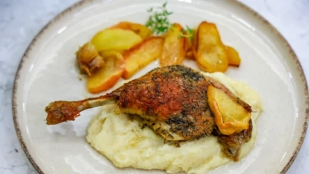 Obiad jak w restauracji, a zrobisz go w domu. Pieczone udka z kaczki z puree pietruszkowym