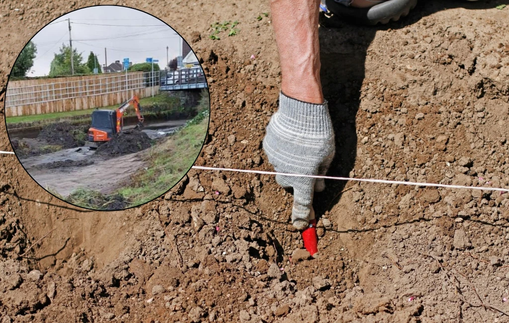 Podczas remontu z ziemi zaczęły się wyłaniać elementy budowli. Prace przerwano, na miejsce przybyli badacze. Zdj. ilustracyjne. Ręka w rękawiczce wskazuje oznaczony sznurem punkt pomiarowy w ziemi, w górnym lewym rogu wstawka z pracami koparki na terenie budowy przy płocie i zieleni.